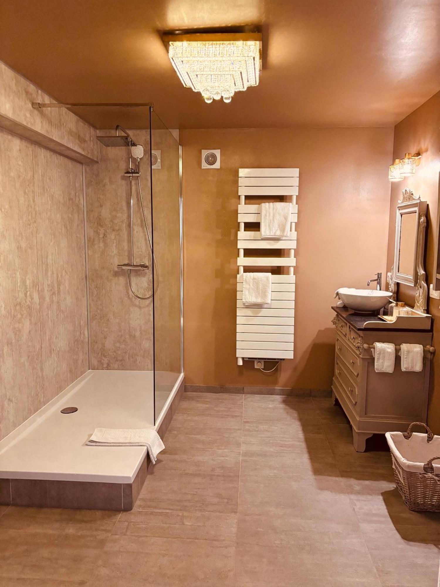 Au Refuge Du Speleo Bed & Breakfast Hotton Ngoại thất bức ảnh
